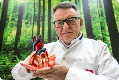 profesor trzymający serce