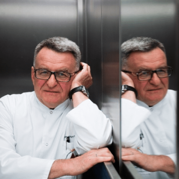 profesor jerzy sadowski w windzie